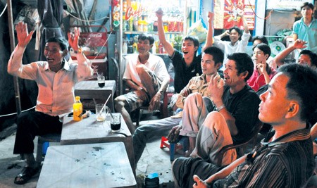 Coffee shop patrons watch a World Cup match with great enthusiasm. (Photo:SGGP) A little boy enjoys a World Cup match at a sidewalk cafe in District 3. (Photo:SGGP) Coffee shop patrons watch a World Cup match with great enthusiasm. (Photo:SGGP) A little boy enjoys a World Cup match at a sidewalk cafe in District 3. (Photo:SGGP)